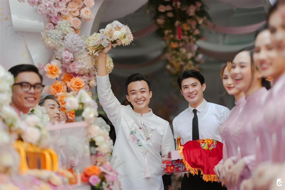 Xả full ảnh đám hỏi, ông xã Lê Âu Ngân Anh bị soi khoảnh khắc cực hài  - Ảnh 5