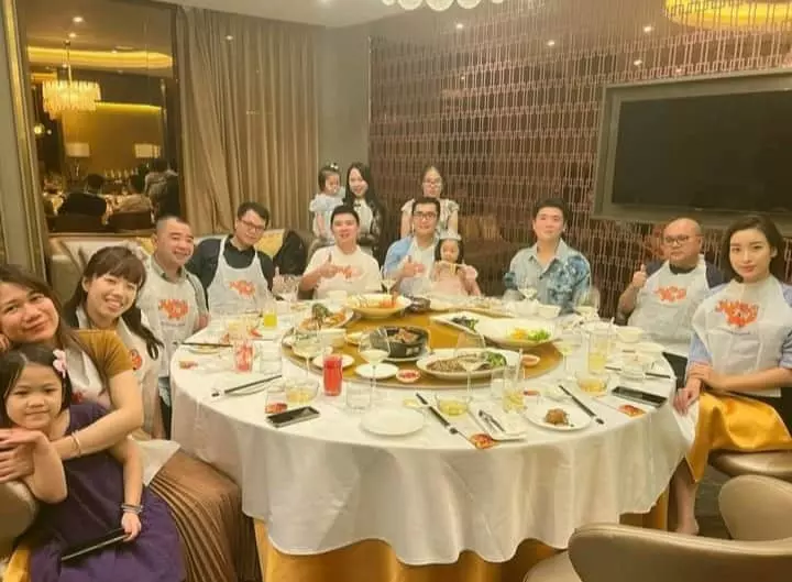 Thiếu gia Đỗ Vinh Quang và Đỗ Mỹ Linh bị khui ra ngồi cách xa nhau trong bữa tiệc gia đình. Ảnh: Facebook