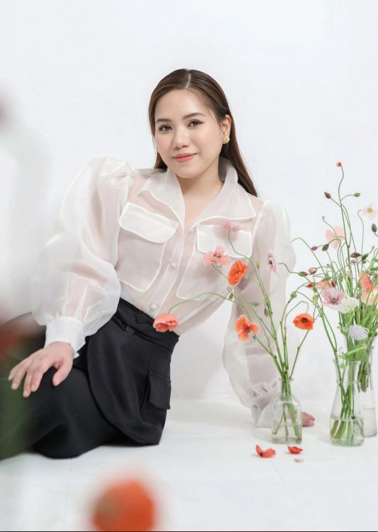 Nữ ca sĩ Thùy Chi ngày càng xinh đẹp nhờ thay đổi lối ăn mặc cũng như biết cách trang điểm. Ảnh: Internet Nữ ca sĩ Thùy Chi ngày càng xinh đẹp nhờ thay đổi lối ăn mặc cũng như biết cách trang điểm. Ảnh: Internet