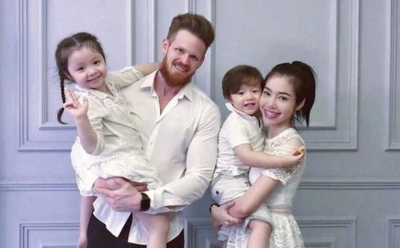 Elly Trần cùng ông xã ngoại quốc. Ảnh: Facebook Elly Trần cùng ông xã ngoại quốc. Ảnh: Facebook