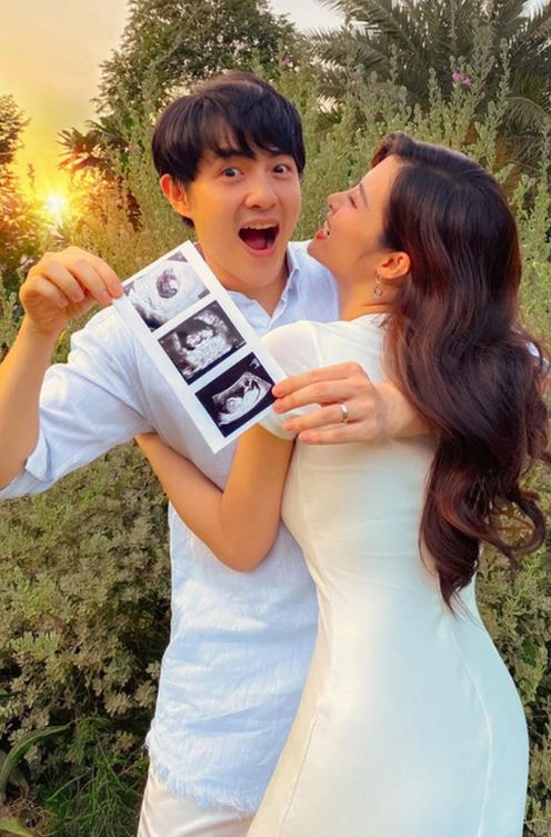 Soi lại khoảnh khắc cực ngọt ngào giữa Đông Nhi và Ông Cao Thắng sau 3 năm về chung nhà - Ảnh 1 Soi lại khoảnh khắc cực ngọt ngào giữa Đông Nhi và Ông Cao Thắng sau 3 năm về chung nhà - Ảnh 1