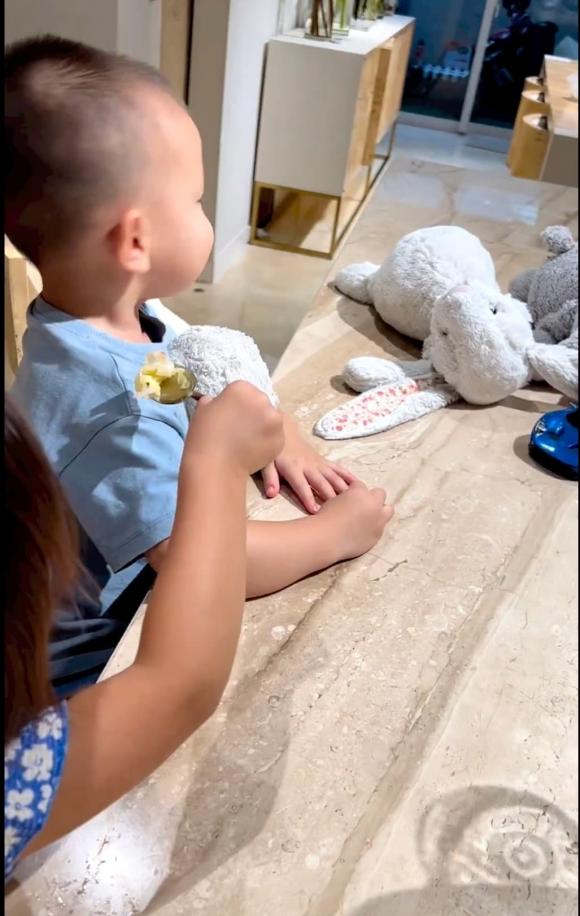 Hồ Ngọc Hà cũng thường xuyên chia sẻ những hình ảnh đời thường của hai nhóc tỳ lên trang cá nhân. Ảnh: Facebook Hồ Ngọc Hà cũng thường xuyên chia sẻ những hình ảnh đời thường của hai nhóc tỳ lên trang cá nhân. Ảnh: Facebook