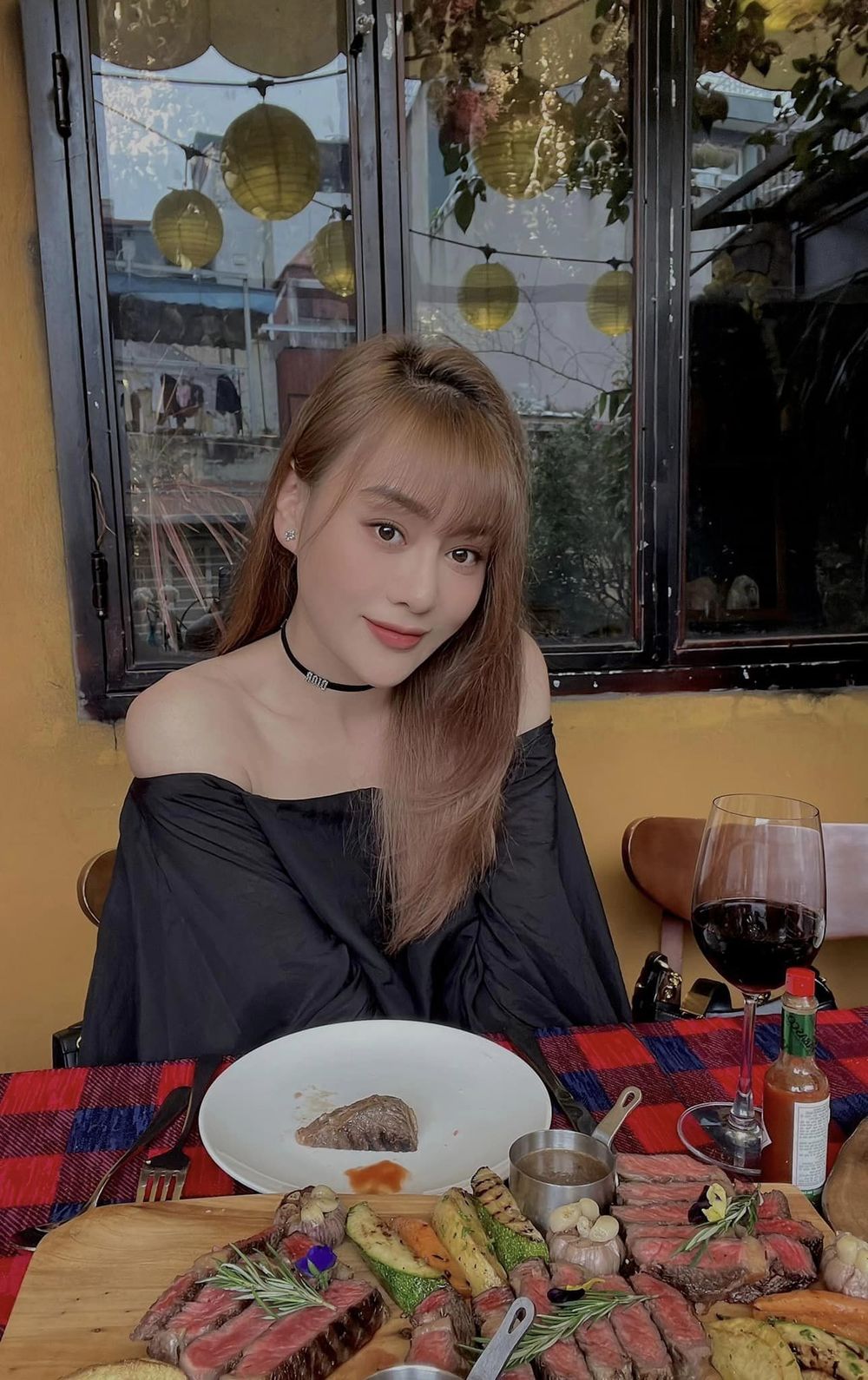 Phương Oanh lộ diện với nhan sắc trẻ trung thăng hạng sau ồn ào tình ái  - Ảnh 1