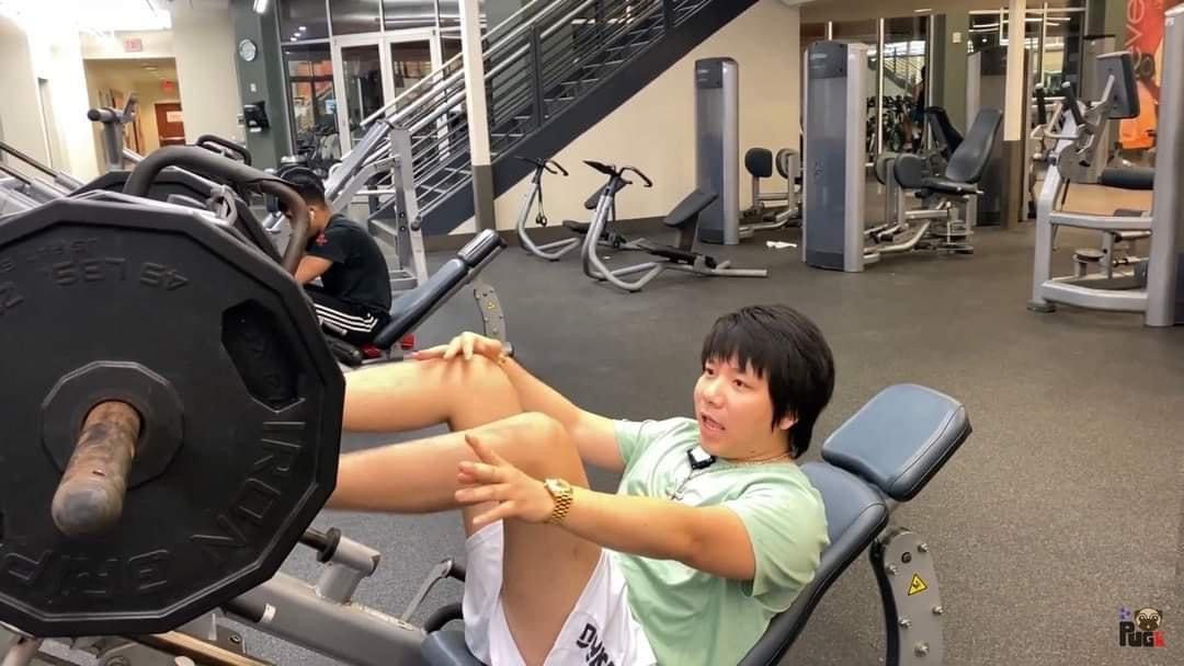 Hình ảnh Khoa Pug tự tin đẩy tạ sau khi kéo dài chân được chia sẻ khiến dân tình không khỏi xôn xao. Ảnh: Facebook Hình ảnh Khoa Pug tự tin đẩy tạ sau khi kéo dài chân được chia sẻ khiến dân tình không khỏi xôn xao. Ảnh: Facebook