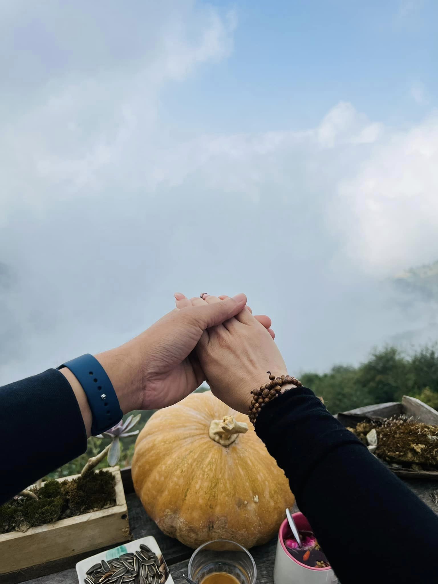 Hồng Đăng chúc mừng sinh nhật vợ, loạt ảnh nắm tay cực tình lộ hôn nhân hạnh phúc sau ồn ào - Ảnh 2