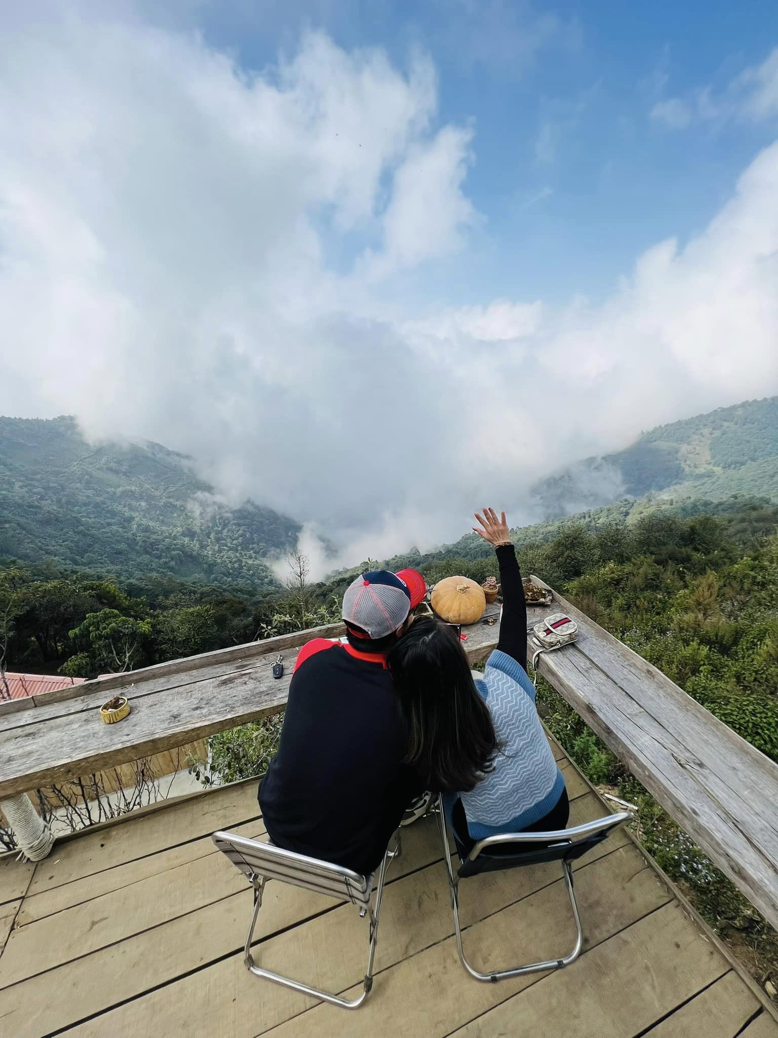 Hồng Đăng đăng tải loạt hình ảnh cực kỳ tình tứ bên bà xã nhân dịp sinh nhật bà xã của mình. Ảnh: Facebook