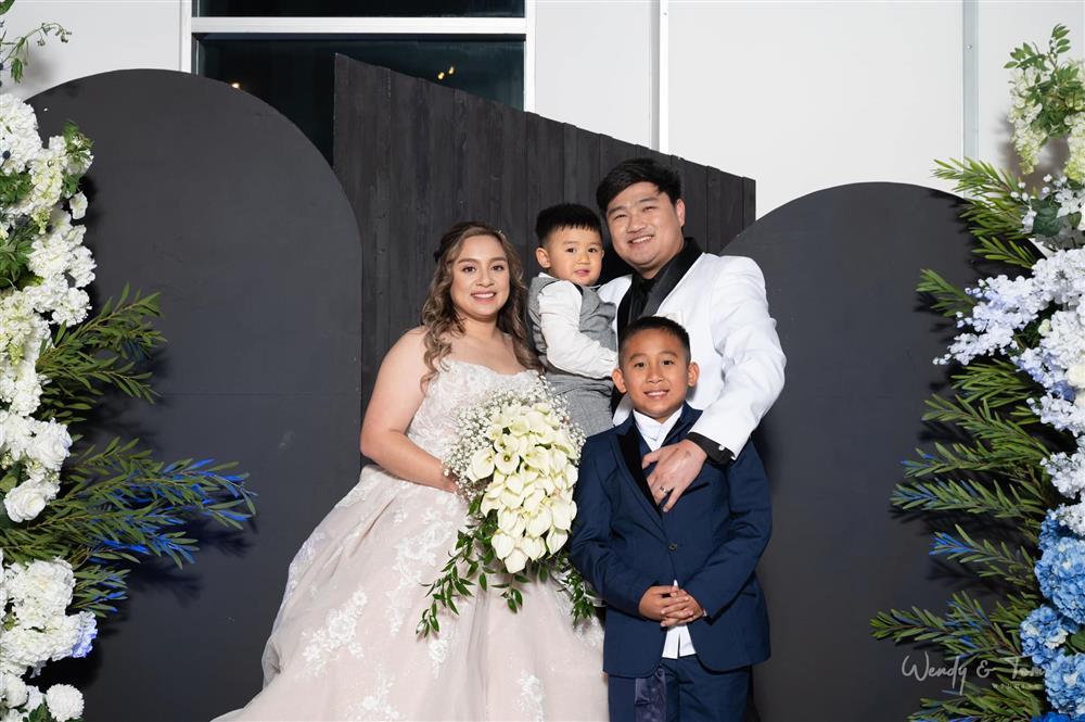 Wendy Phạm hạnh phúc trong ngày hôn lễ của mình. Ảnh: Internet