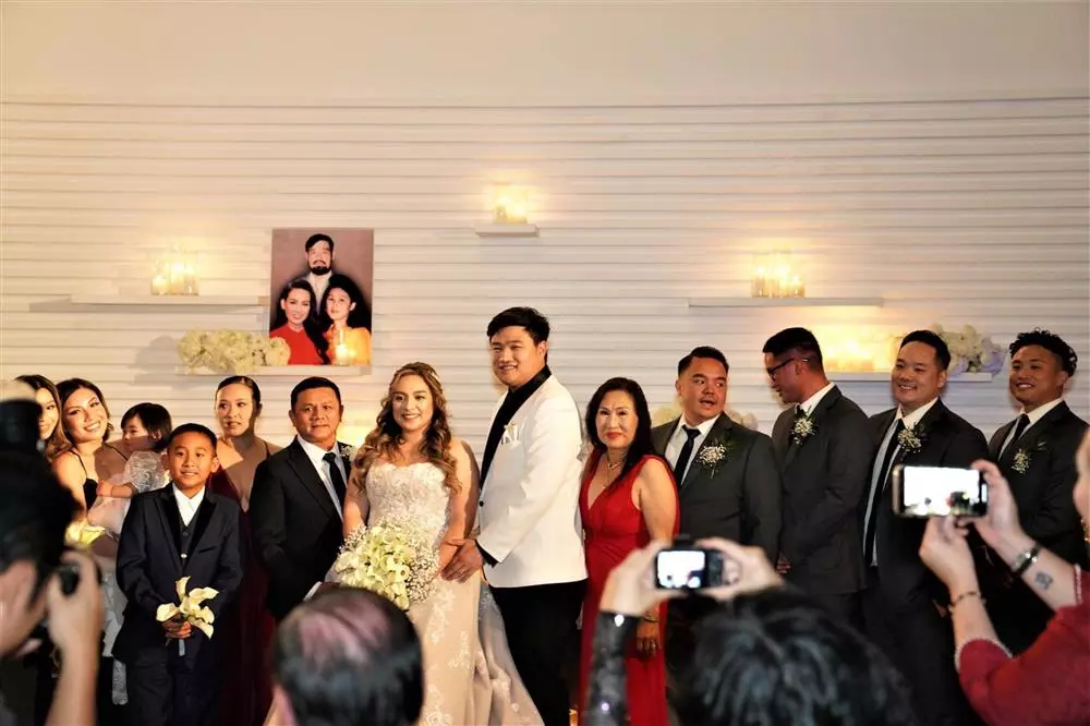 Chồng cũ cố ca sĩ Phi Nhung đứng cạnh con gái trong lễ cưới và nụ cười mãn nguyện khiến nhiều người cảm động. Ảnh: Facebook