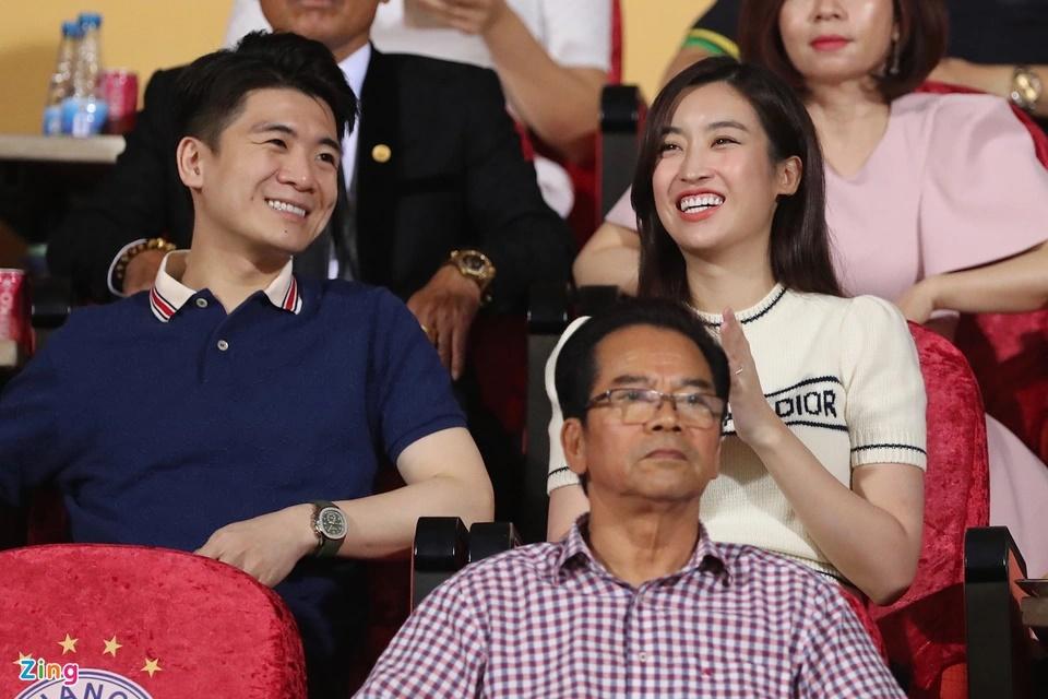 Hình ảnh Đỗ Mỹ Linh xuất hiện trên SVĐ Hàng Đẫy cùng anh chồng nhanh chóng thu hút sự chú ý. Ảnh: Tri thức trực tuyến