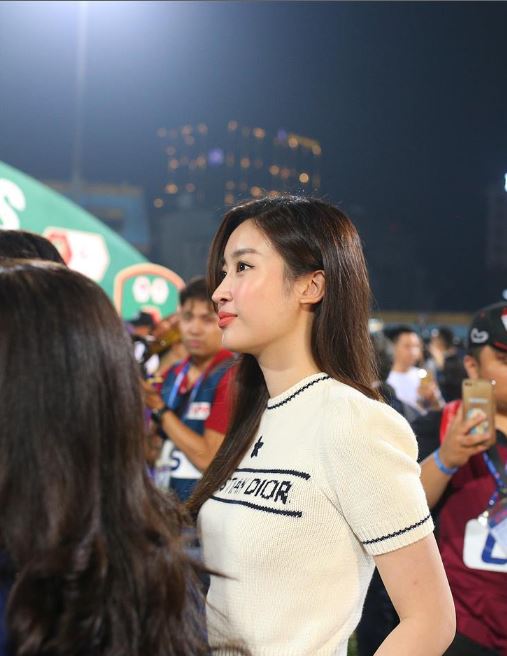 Lộ ảnh ăn mừng cùng chồng thiếu gia, nhan sắc Đỗ Mỹ Linh khiến dân tình trầm trồ - Ảnh 1 Lộ ảnh ăn mừng cùng chồng thiếu gia, nhan sắc Đỗ Mỹ Linh khiến dân tình trầm trồ - Ảnh 1