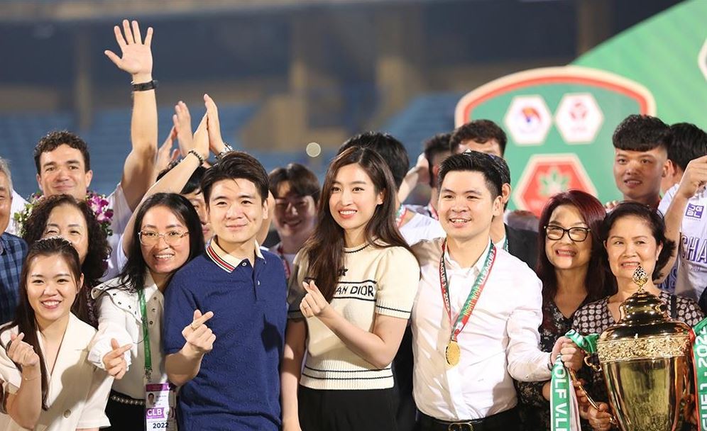 Lộ ảnh ăn mừng cùng chồng thiếu gia, nhan sắc Đỗ Mỹ Linh khiến dân tình trầm trồ - Ảnh 2