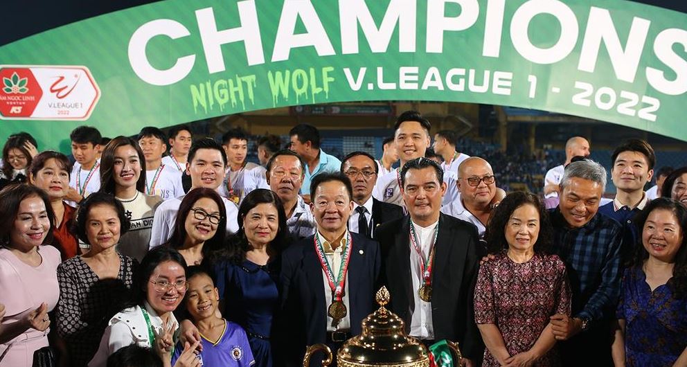 Nàng hậu cùng gia đình đã có màn ăn mừng sau chiến thắng của CLB Hà Nội. Ảnh: Internet