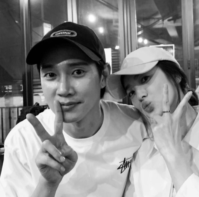 Song Hye Kyo và diễn viên Park Sung Hoon tựa đầu vô cùng tình tứ. Ảnh: Internet Song Hye Kyo và diễn viên Park Sung Hoon tựa đầu vô cùng tình tứ. Ảnh: Internet