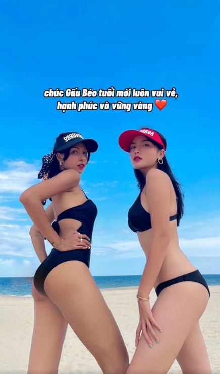 Đoạn clip chúc mừng sinh nhật ghi lại những khoảnh khắc cả hai cùng nhau xuất hiện trong những chuyến đi hoặc sự kiện. Ảnh chụp từ clip Đoạn clip chúc mừng sinh nhật ghi lại những khoảnh khắc cả hai cùng nhau xuất hiện trong những chuyến đi hoặc sự kiện. Ảnh chụp từ clip