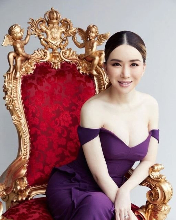 Chủ tịch Miss Universe 'vỗ mặt' ông Nawat trong buổi họp báo mới đây. Ảnh: Internet Chủ tịch Miss Universe 'vỗ mặt' ông Nawat trong buổi họp báo mới đây. Ảnh: Internet