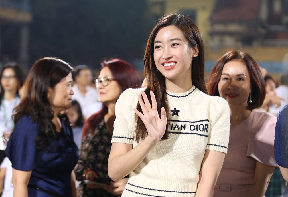 Hình ảnh Đỗ Mỹ Linh xuất hiện trên sân cổ vũ đội bóng nhanh chóng thu hút sự chú ý. Ảnh: Internet