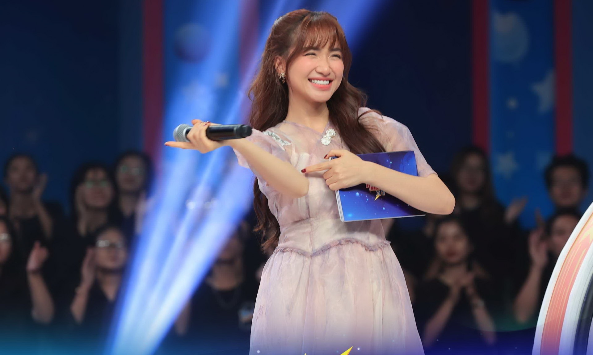 Thời gian gần đây Hòa Minzy debut trong vài trò mới là MC của Nhanh như chớp nhí. Ảnh: Internet Thời gian gần đây Hòa Minzy debut trong vài trò mới là MC của Nhanh như chớp nhí. Ảnh: Internet