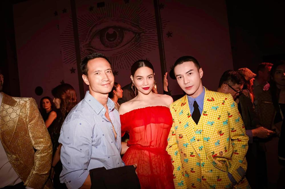 Hồ Ngọc Hà và Kim Lý chụp ảnh bên nam thị vệ điển trai của Diên Hi Công Lược - Vương Quán Dật. Ảnh: Internet