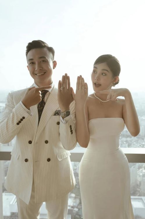 Lê Âu Ngân Anh và ông xã đồng loạt làm điều đặc biệt trước khi về chung nhà - Ảnh 1 Lê Âu Ngân Anh và ông xã đồng loạt làm điều đặc biệt trước khi về chung nhà - Ảnh 1