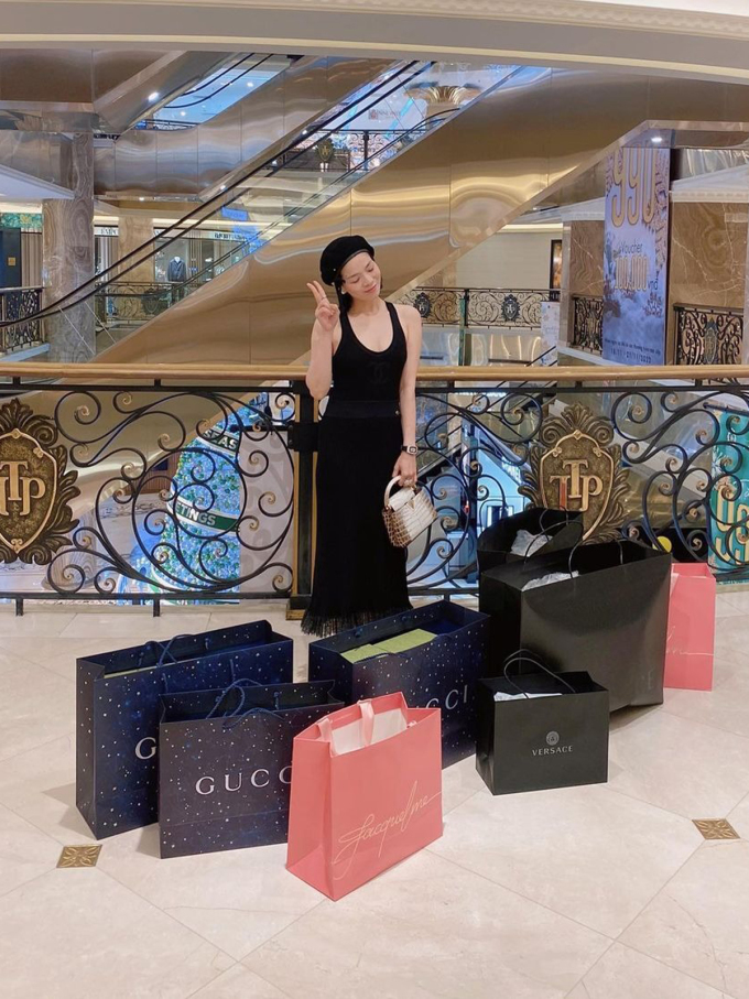 Lệ Quyên khiến dân tình trầm trồ với màn mua sắm đồ hiệu của mình. Ảnh: Facebook Lệ Quyên khiến dân tình trầm trồ với màn mua sắm đồ hiệu của mình. Ảnh: Facebook