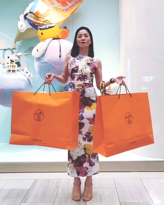 Cách đây không lâu cô cũng đã có màn 'tay xách nách mang' đống đồ hiệu ở trời Tây. Ảnh: Facebook Cách đây không lâu cô cũng đã có màn 'tay xách nách mang' đống đồ hiệu ở trời Tây. Ảnh: Facebook