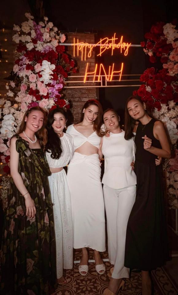 Đón tuổi mới, Hồ Ngọc Hà 'quẩy banh nóc' cùng với ông xã Kim Lý - Ảnh 4 Đón tuổi mới, Hồ Ngọc Hà 'quẩy banh nóc' cùng với ông xã Kim Lý - Ảnh 4