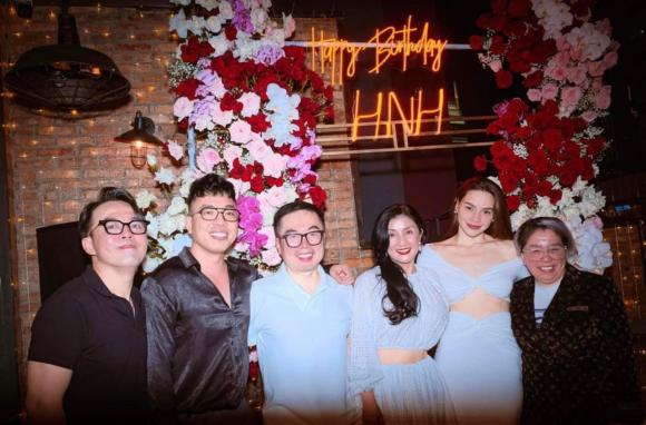 Đón tuổi mới, Hồ Ngọc Hà 'quẩy banh nóc' cùng với ông xã Kim Lý - Ảnh 6 Đón tuổi mới, Hồ Ngọc Hà 'quẩy banh nóc' cùng với ông xã Kim Lý - Ảnh 6