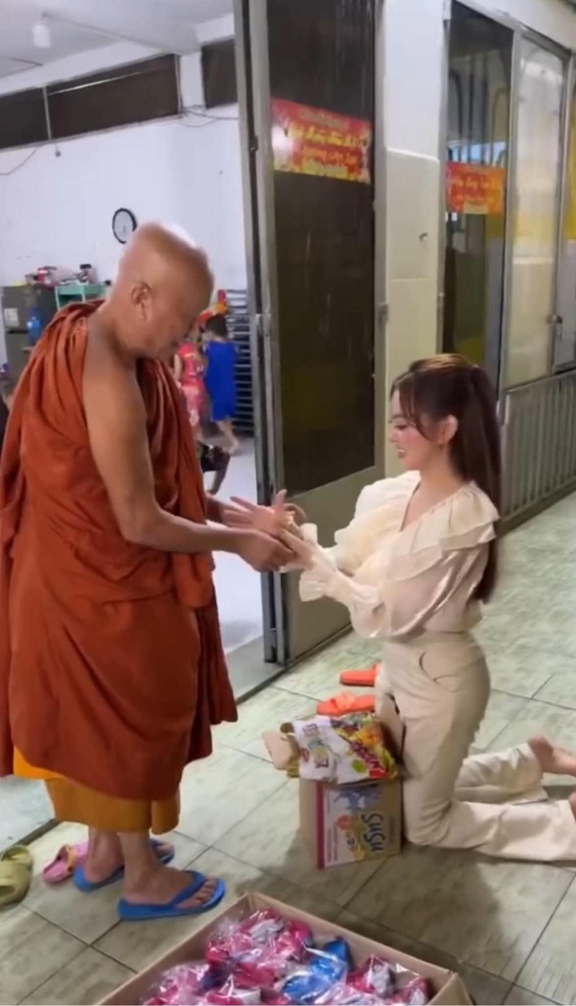 Trang Nemo tiếp tục 'tẩy trắng' bằng việc làm từ thiện sau màn quỳ gối ở tòa - Ảnh 1