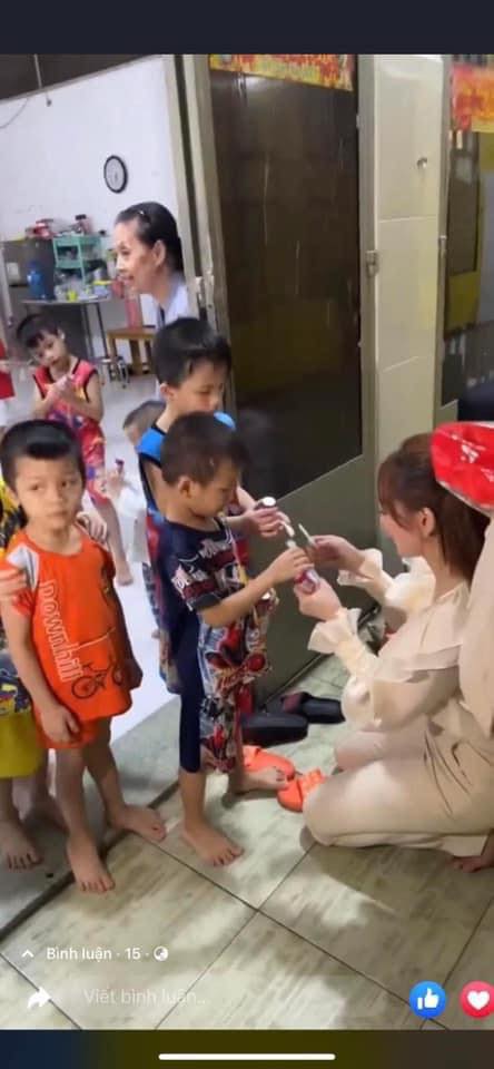 Trang Nemo tiếp tục 'tẩy trắng' bằng việc làm từ thiện sau màn quỳ gối ở tòa - Ảnh 3 Trang Nemo tiếp tục 'tẩy trắng' bằng việc làm từ thiện sau màn quỳ gối ở tòa - Ảnh 3