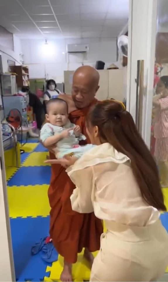 Trang Nemo làm từ thiện sau màn quỳ gối tại tòa, dân tình nghi đang 'tẩy trắng hình ảnh'. Ảnh: Facebook Trang Nemo làm từ thiện sau màn quỳ gối tại tòa, dân tình nghi đang 'tẩy trắng hình ảnh'. Ảnh: Facebook