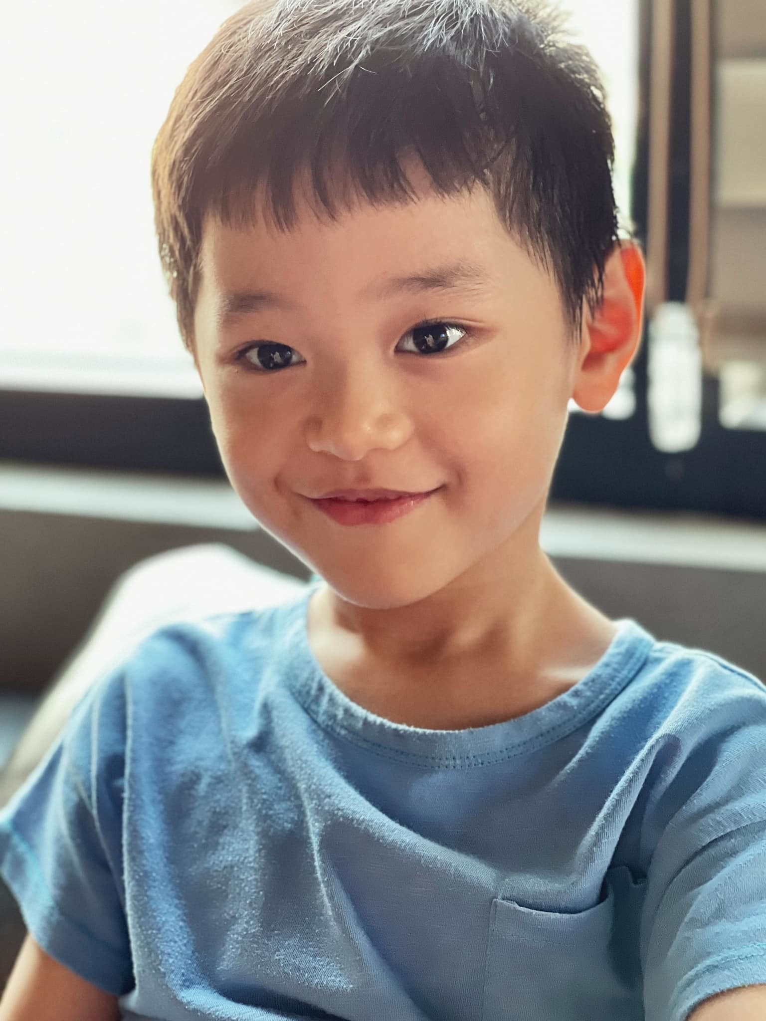 Cậu bé đáng yêu ngày nào giờ đã là cậu bé bảnh bao và thông minh. Ảnh: Facebook