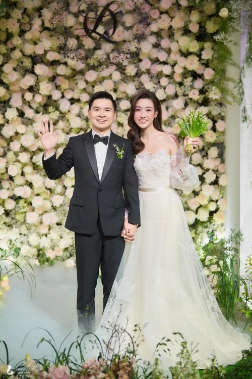 Đỗ Mỹ Linh và ông xã thiếu gia Đỗ Vinh Quang trong lễ cưới. Ảnh: Facebook