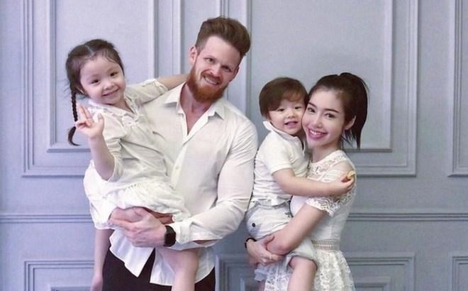 Elly Trần và chồng Tây thủa còn mặn nồng. Ảnh: Internet Elly Trần và chồng Tây thủa còn mặn nồng. Ảnh: Internet