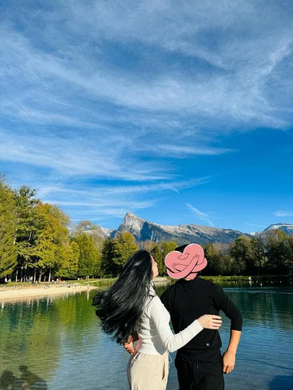 Dù che mặt nhưng hint hẹn hò rõ mồn một cũng đủ dân tình biết được người trong ảnh là ai. Ảnh: Facebook Dù che mặt nhưng hint hẹn hò rõ mồn một cũng đủ dân tình biết được người trong ảnh là ai. Ảnh: Facebook