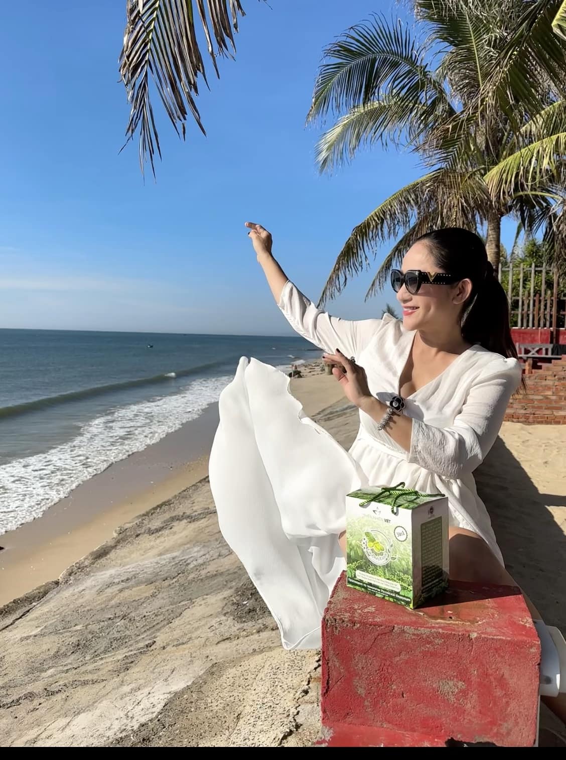 Cát Tường bị chê già khi xả ảnh diện đồ tắm - Ảnh 8