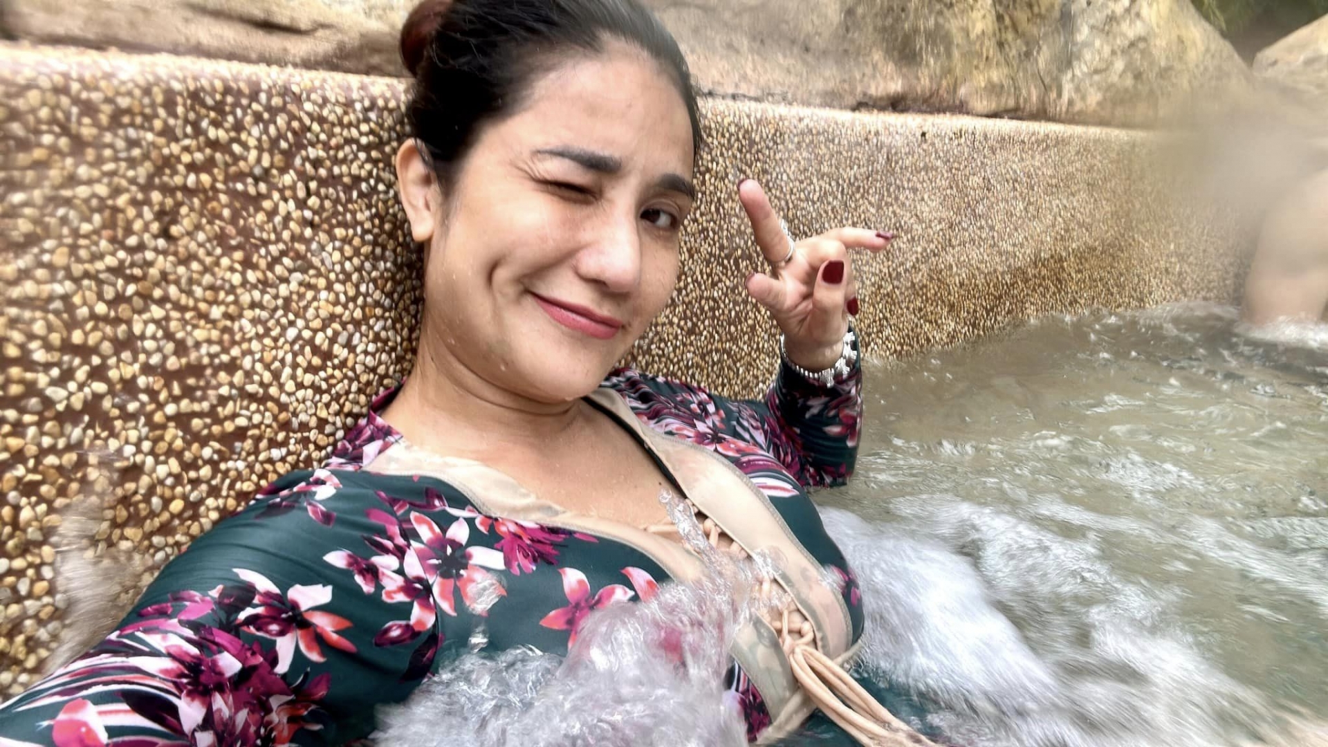 Cát Tường bị chê già khi xả ảnh diện đồ tắm - Ảnh 3