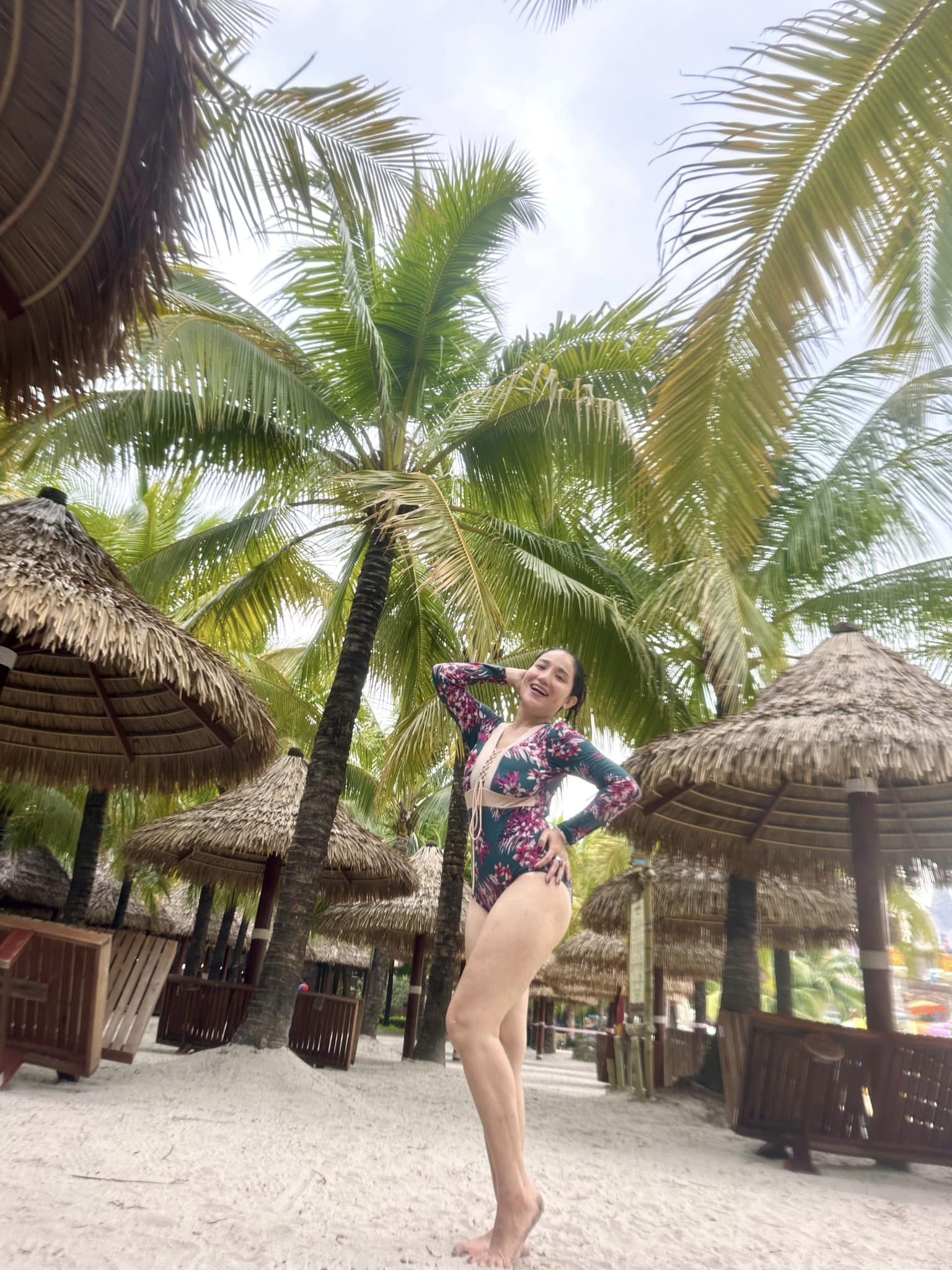 Cát Tường bị chê già khi xả ảnh diện đồ tắm - Ảnh 6