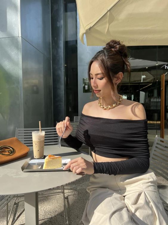 Outfit sương sương đi dạo phố của nàng hậu Thùy Tiên. Ảnh: Facebook Outfit sương sương đi dạo phố của nàng hậu Thùy Tiên. Ảnh: Facebook