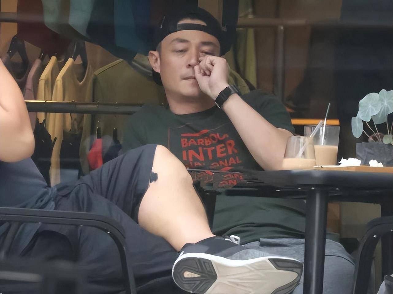 Hình ảnh nam tài tử ngoáy mũi nơi công cộng khiến không ít fan thất vọng. Ảnh: Internet