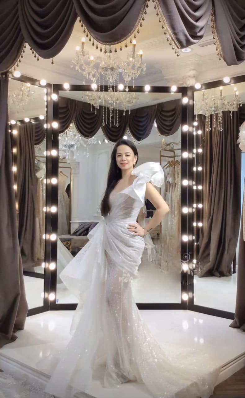 Vợ Shark Bình bất ngờ khoe ảnh diện váy cưới vô cùng lộng lẫy trên trang cá nhân. Ảnh: Facebook Vợ Shark Bình bất ngờ khoe ảnh diện váy cưới vô cùng lộng lẫy trên trang cá nhân. Ảnh: Facebook