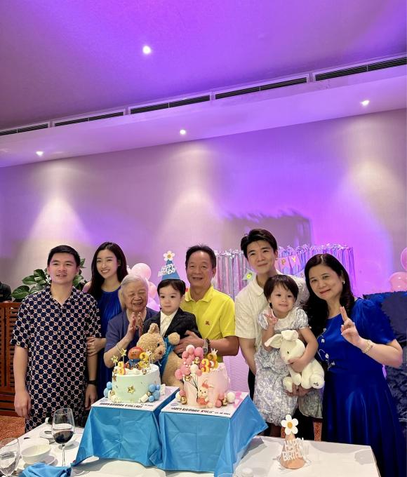 Trong đó gây chú ý nhất lại là hình ảnh Đỗ Mỹ Linh diện váy cùng màu với mẹ chồng. Ảnh: Facebook Trong đó gây chú ý nhất lại là hình ảnh Đỗ Mỹ Linh diện váy cùng màu với mẹ chồng. Ảnh: Facebook