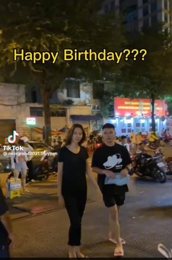 Thùy Tiên được fan cứng đến tận nơi chúc mừng, ngỡ ngàng khi diện đồ cực giản dị - Ảnh 1 Thùy Tiên được fan cứng đến tận nơi chúc mừng, ngỡ ngàng khi diện đồ cực giản dị - Ảnh 1