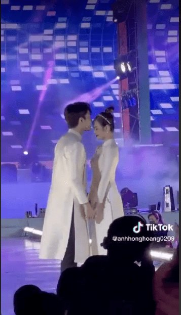Đoạn clip Đình Tú hôn trán Huyền Lizzie khiến dân tình tranh cãi. Ảnh cắt từ clip Đoạn clip Đình Tú hôn trán Huyền Lizzie khiến dân tình tranh cãi. Ảnh cắt từ clip