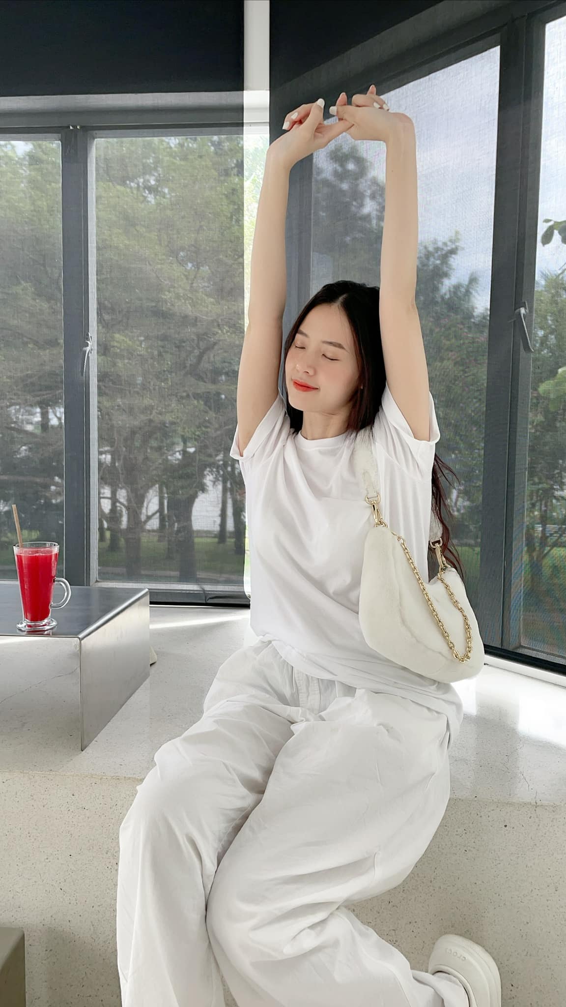 Midu vừa thả nhẹ ảnh tinh khôi, 'quý ông' Trần Anh Huy đã nhanh chóng khẳng định 'chủ quyền' - Ảnh 2 Midu vừa thả nhẹ ảnh tinh khôi, 'quý ông' Trần Anh Huy đã nhanh chóng khẳng định 'chủ quyền' - Ảnh 2