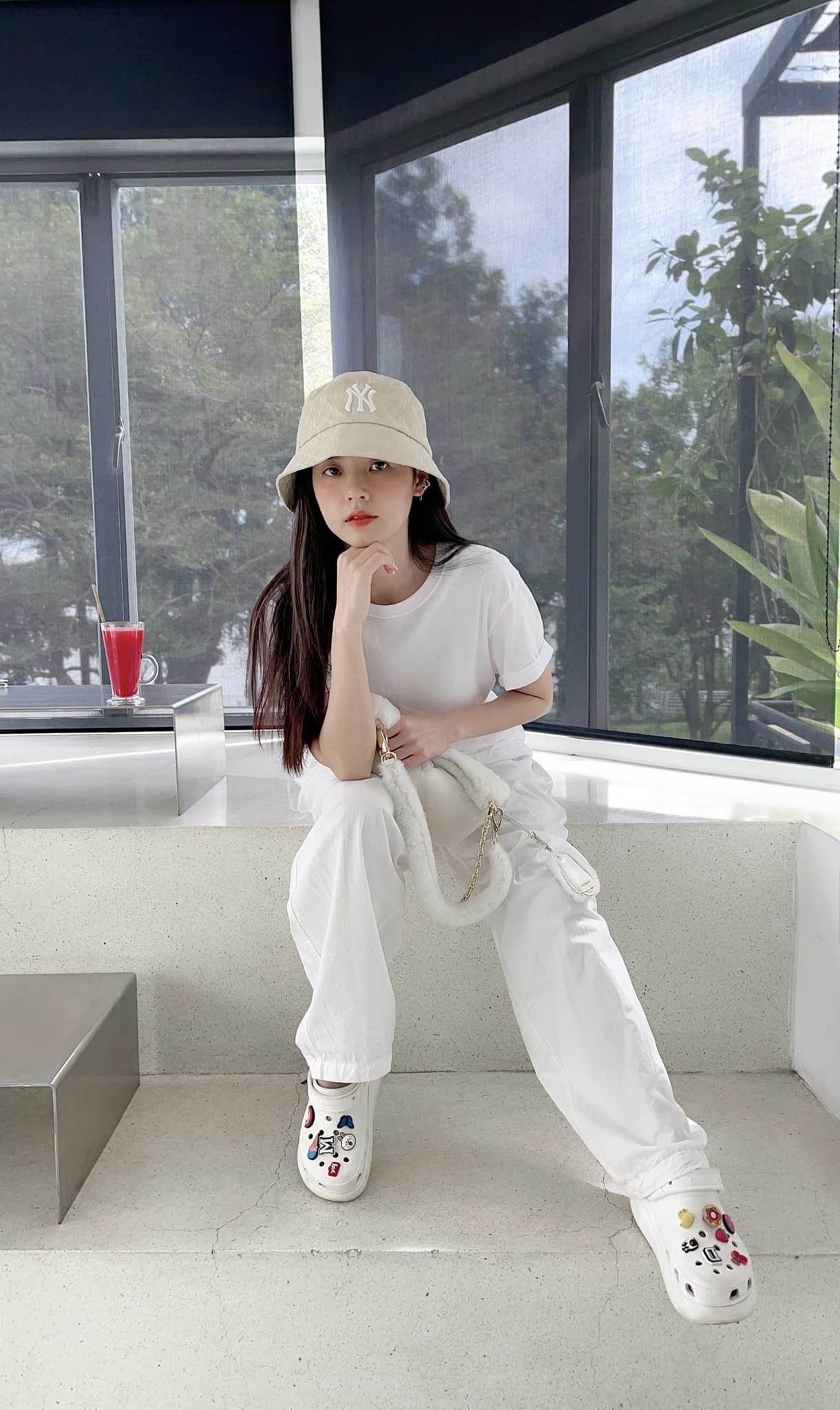 Midu vừa thả nhẹ ảnh tinh khôi, 'quý ông' Trần Anh Huy đã nhanh chóng khẳng định 'chủ quyền' - Ảnh 3 Midu vừa thả nhẹ ảnh tinh khôi, 'quý ông' Trần Anh Huy đã nhanh chóng khẳng định 'chủ quyền' - Ảnh 3