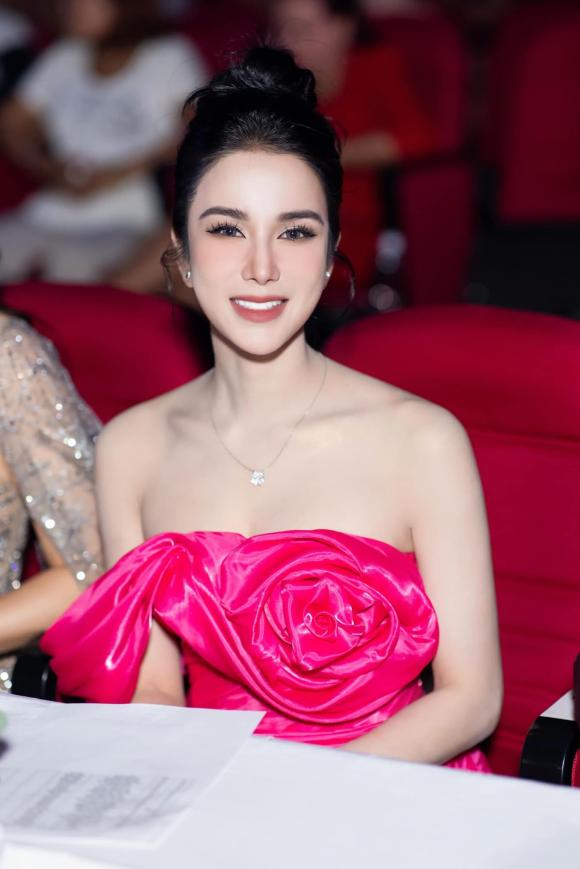 Đính kèm cùng dòng thông báo về tình trạng hiện tại là loạt ảnh đi dự sự kiện của nữ diễn viên, Diệp Lâm Anh được cho vẫn giữ được thần thái sau biến cố. Ảnh: Facebook Đính kèm cùng dòng thông báo về tình trạng hiện tại là loạt ảnh đi dự sự kiện của nữ diễn viên, Diệp Lâm Anh được cho vẫn giữ được thần thái sau biến cố. Ảnh: Facebook