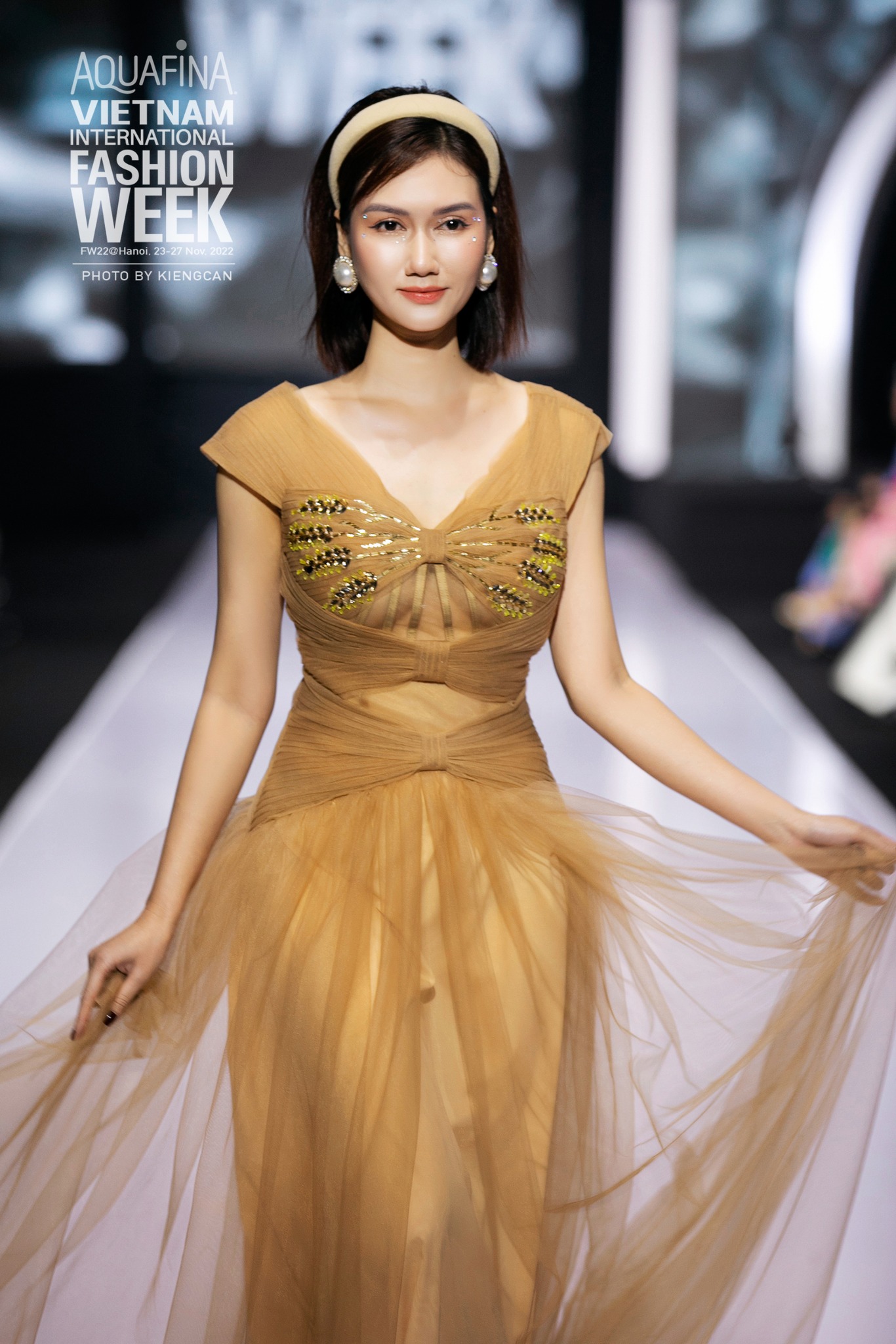 Hương Giang bỗng dưng 'chán yêu xa' giữa thời điểm Đình Tú có nụ hôn gây bão với Huyền Lizzie - Ảnh 4