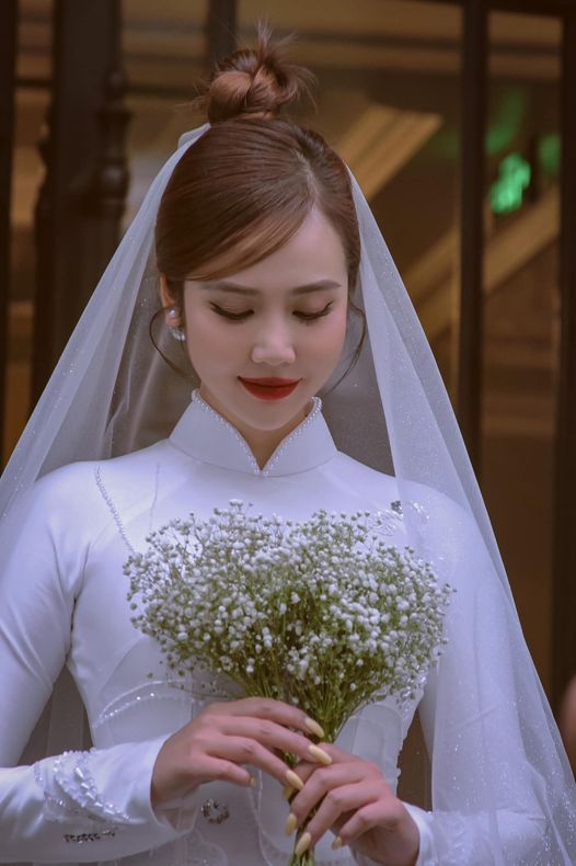 Huyền Lizzie bất ngờ tung ảnh cưới đẹp như cổ tích sau nụ hôn 'gây bão' với Đình Tú - Ảnh 1 Huyền Lizzie bất ngờ tung ảnh cưới đẹp như cổ tích sau nụ hôn 'gây bão' với Đình Tú - Ảnh 1