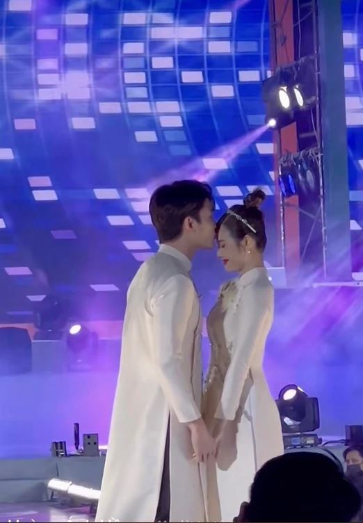 Nụ hôn trán mà Đình Tú dành cho Huyền Lizzie trong show diễn áo dài khiến CDM sốt rần rần. Ảnh cắt từ clip Nụ hôn trán mà Đình Tú dành cho Huyền Lizzie trong show diễn áo dài khiến CDM sốt rần rần. Ảnh cắt từ clip