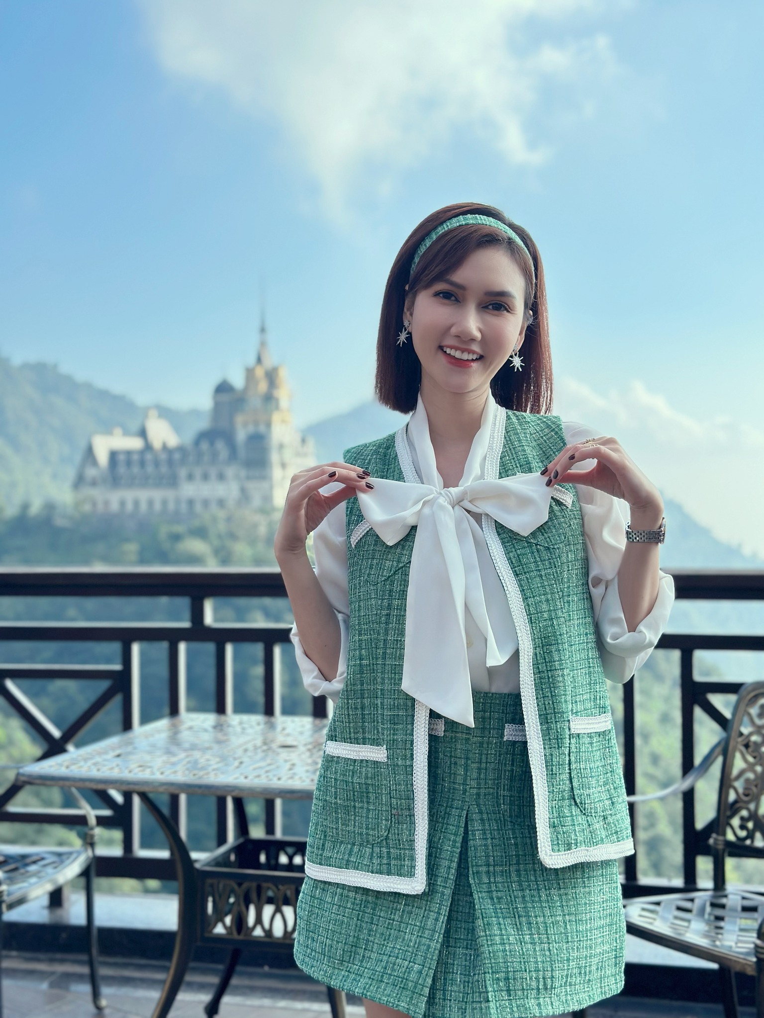 Hương Giang khoe trọn nhan sắc xinh đẹp và thần thái tươi tắn của mình. Ảnh: Facebook